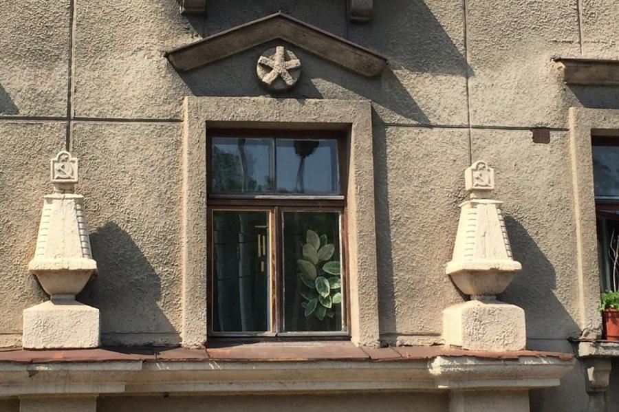Латвиец в шоке: серп и молот на фасаде в Риге! Мы в какой стране живем?!