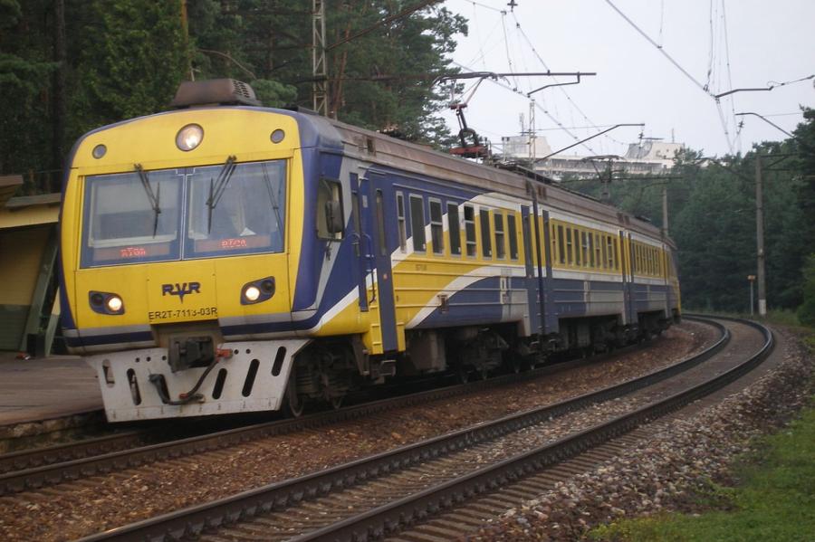 Очередной самоубийца на путях: поезд в Ригу остановлен из-за человека на рельсах