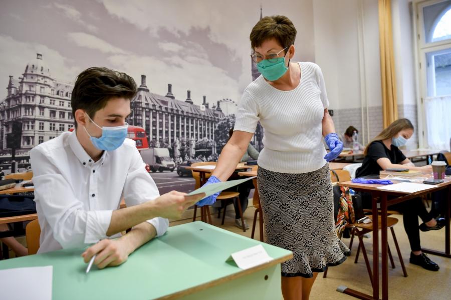 Экзамены в маске: что ждет выпускников латвийских школ