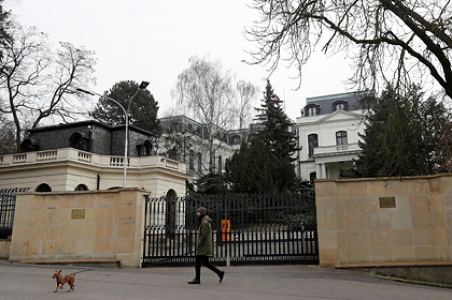 Получившему угрозы российскому дипломату в Чехии посоветовали вернуться домой