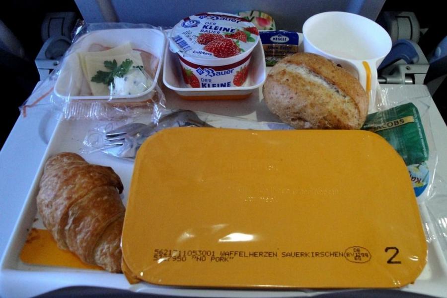 Стюардесса раскрыла опасность подаваемого на борту самолета питания