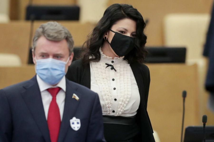 Депутаты Госдумы РФ начали носить «отпугивающие вирус» значки