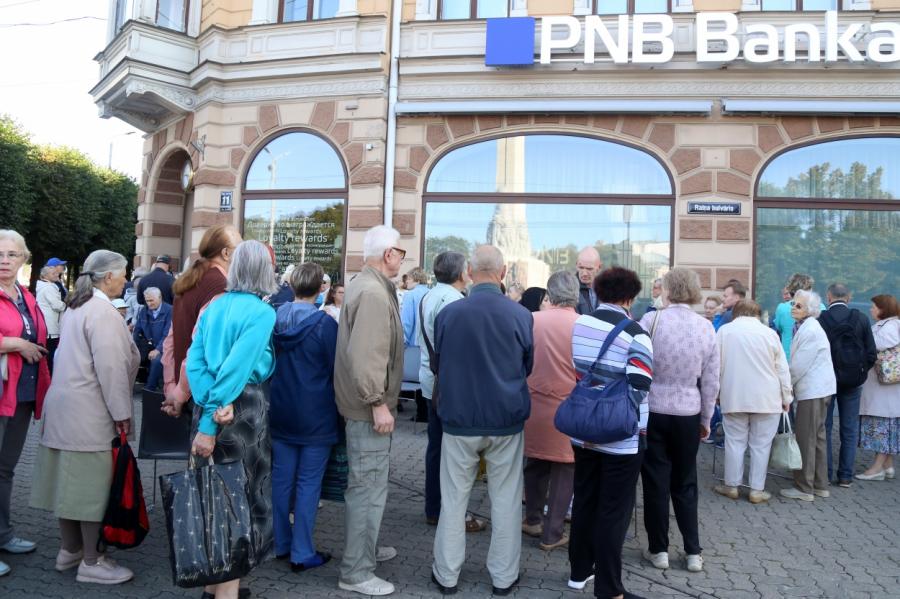 Пенсии десятков тысяч латвийцев зависли из-за банкротства PNB banka