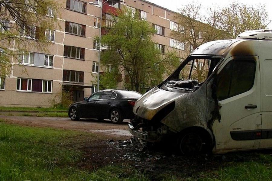 «Уже вторая машина сгорела во дворе»: в Олайне, возможно, появился пироман