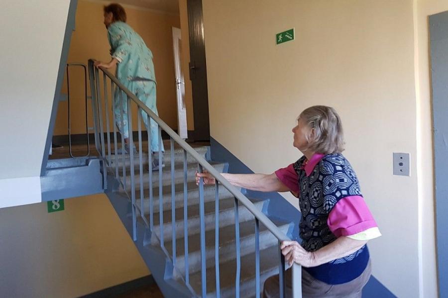 Заперты в квартире: пенсионеры из-за лифта уже месяц не могут выйти из дома