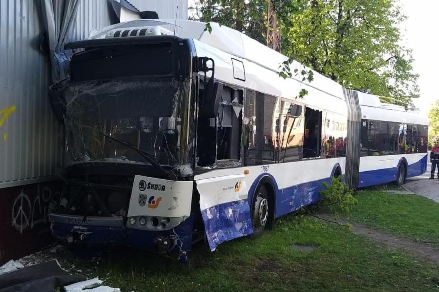 Водителю, протаранившему вчера троллейбус в Кенгарагсе, грозит внушительный срок