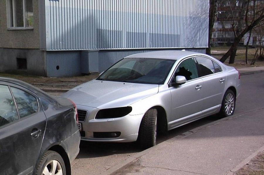 Владельцы Volvo могут выдохнуть: пойман вор, снимавший фары в Пурвциемсе