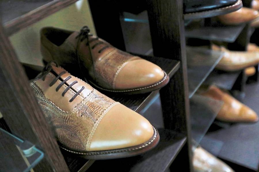 Индонезийский предприниматель делает кожаные ботинки из куриных ножек и продаёт