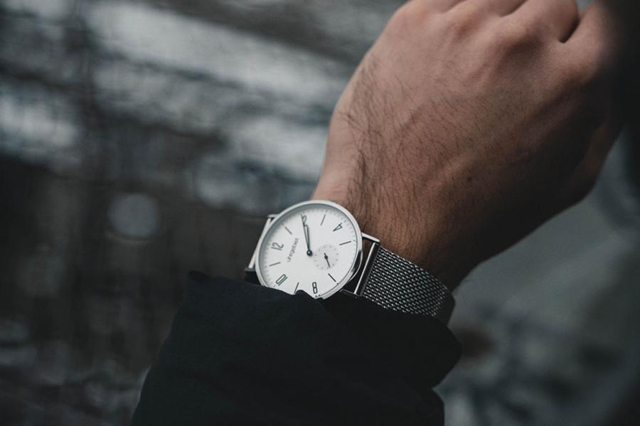 Как человек, который изобрел часы, знал какое время на них установить?