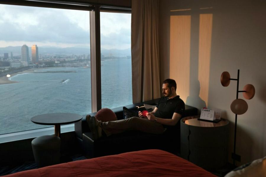 Испанец остался один в огромном отеле из-за пандемии