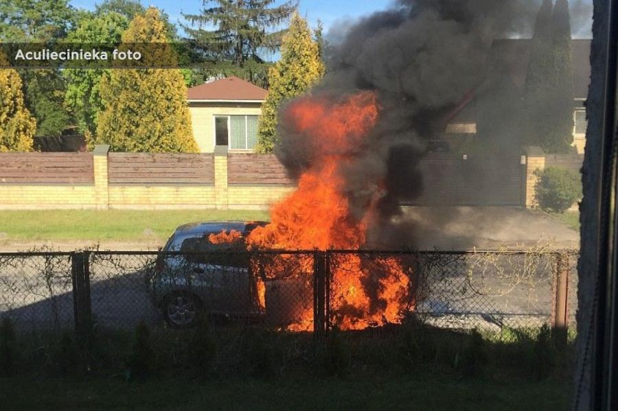 В Дрейлини женщина едва спаслась из горящего авто
