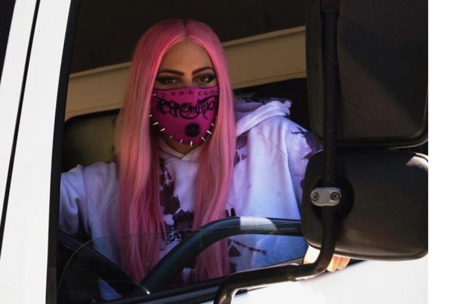 Леди Гага в неоновой маске с агрессивными шипами развозит новый альбом