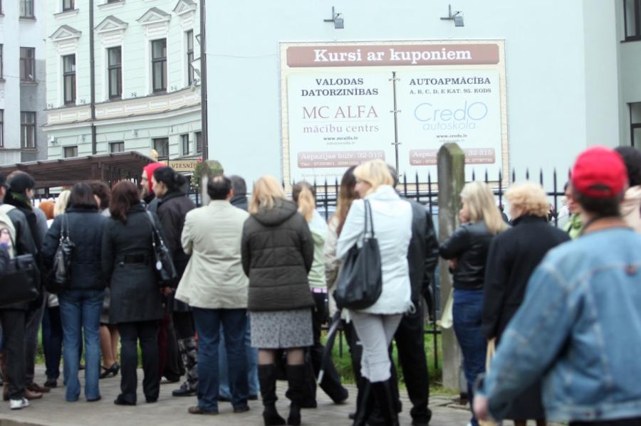 В Латвии пособие помощи безработным получили 903 человека