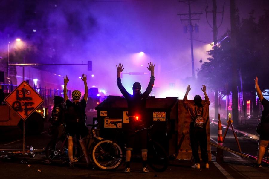 В США протесты охватили Лос-Анджелес, Чикаго и еще 20 городов