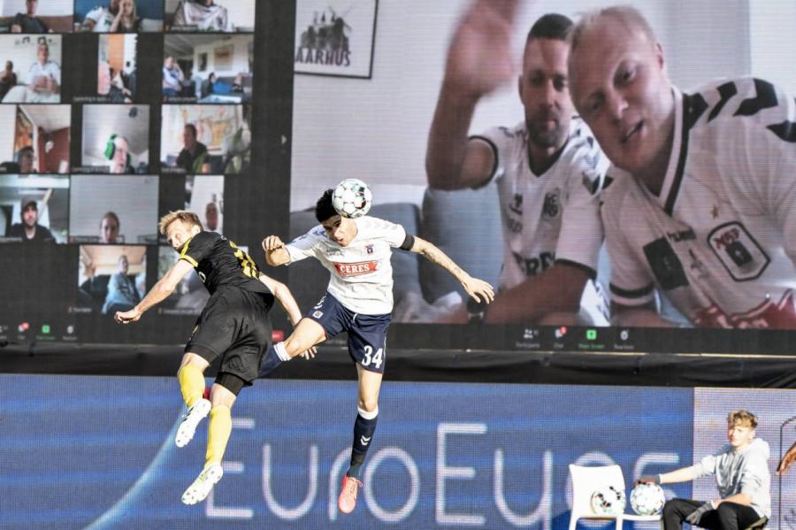 Чемпионат Дании возобновился с виртуальной трибуной на стадионе.