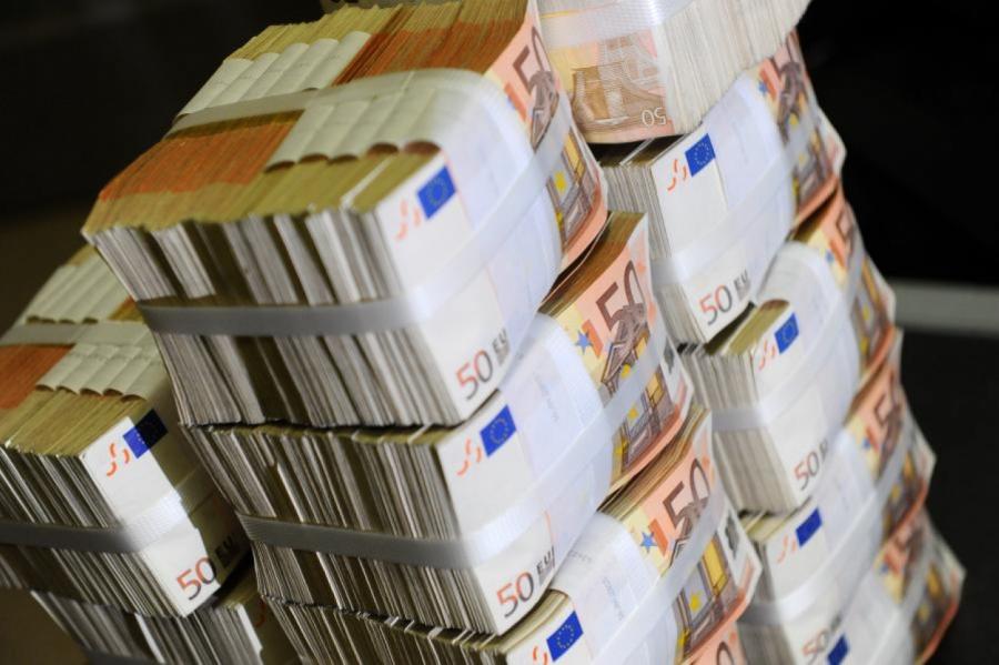 Финансисты Латвии в этом году заработали в 4,5 раза меньше денег