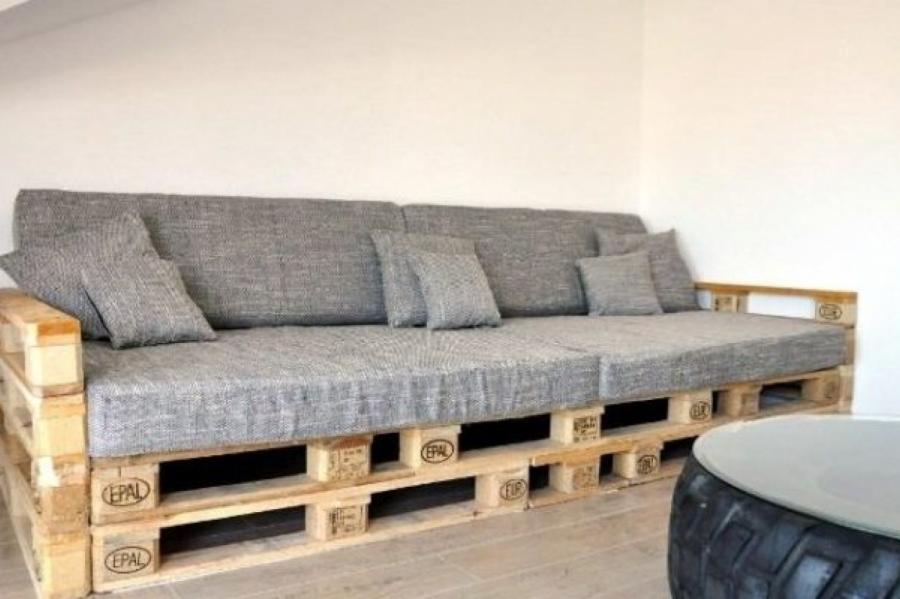 Быстро, дёшево, модно: делаем диван из деревянных ящиков
