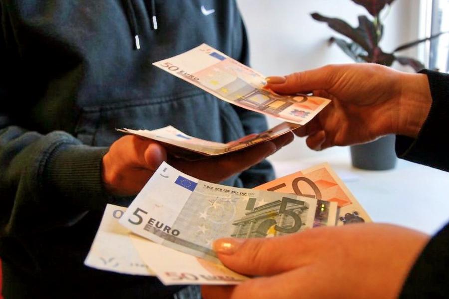 Экономист объяснил, как в Латвии нарисовалась средняя зарплата в 1100 евро