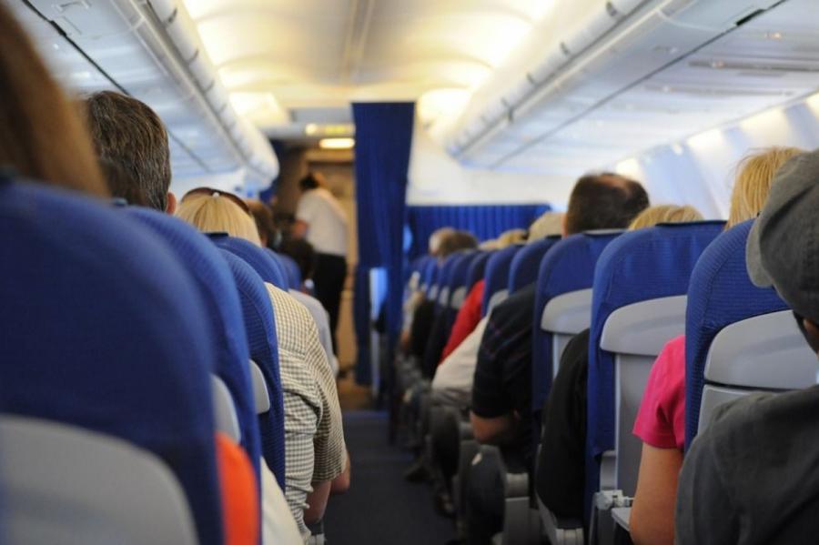 Стюардесса раскрыла самые возмутительные поступки пассажиров самолета
