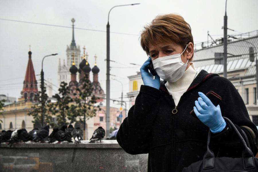 Собянин заявил, что носить маски москвичам придется до середины осени