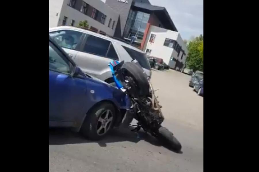 Неприятное ДТП в Саркандаугаве: легковой автомобиль сбил мотоциклиста (+ВИДЕО)