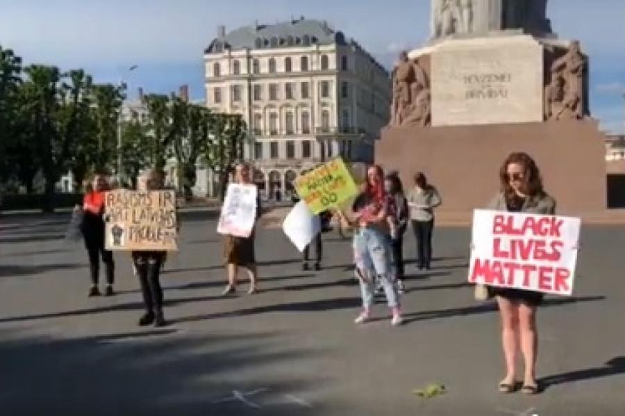 Латвийцы вышли к Милде, протестуя против жестокости полиции в США