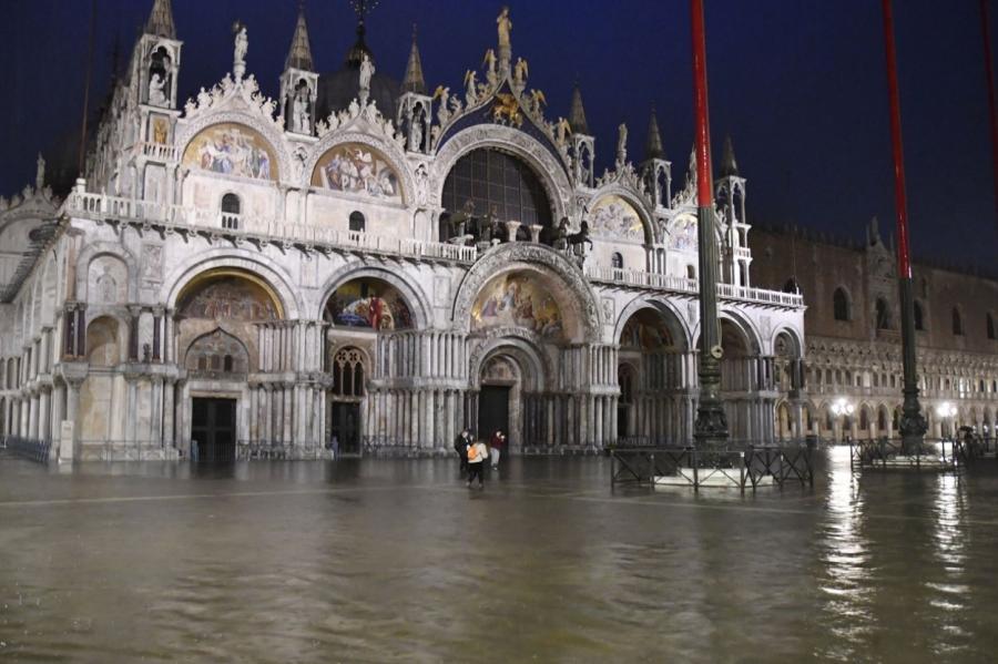 Фото: аномальный прилив затопил Венецию