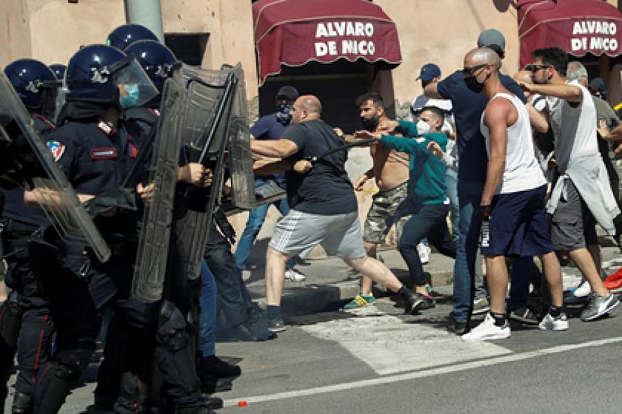 Футбольные фанаты избили полицейских из-за коронавируса