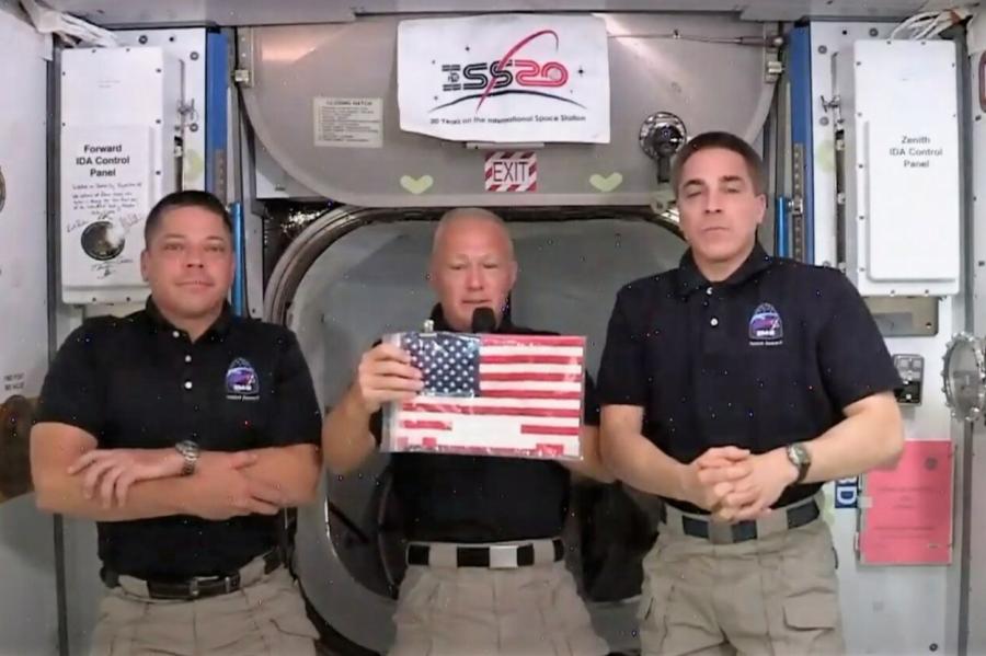 Американские астронавты 31 мая успешно состыковались с МКС как это было ?