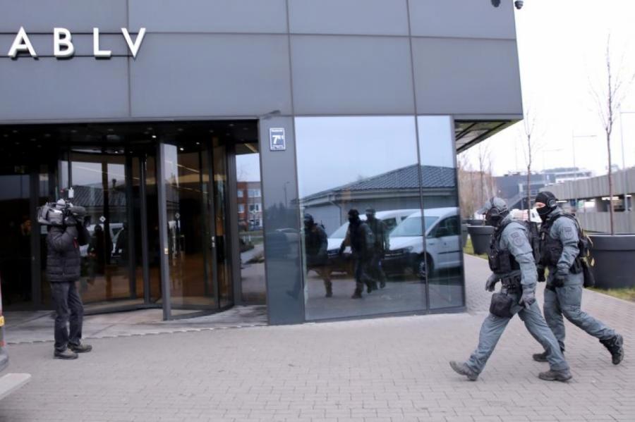 300 правоохранителей, 46 адресов: прошли крупнейшие в истории Латвии обыски