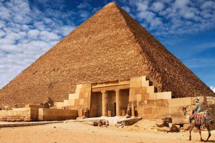 Соблазняет фараона возле пирамиды