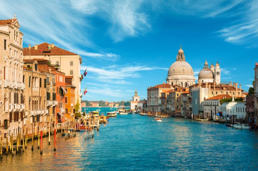 Жители Венеции вышли на протест против туристов