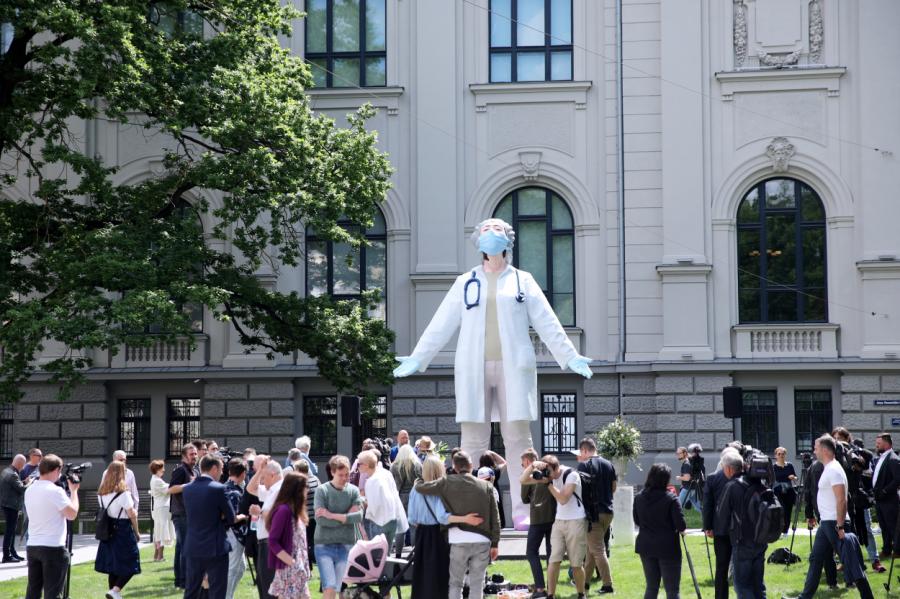 «Докторша вышла после приема»: в центре Риги появился 6-метровый памятник