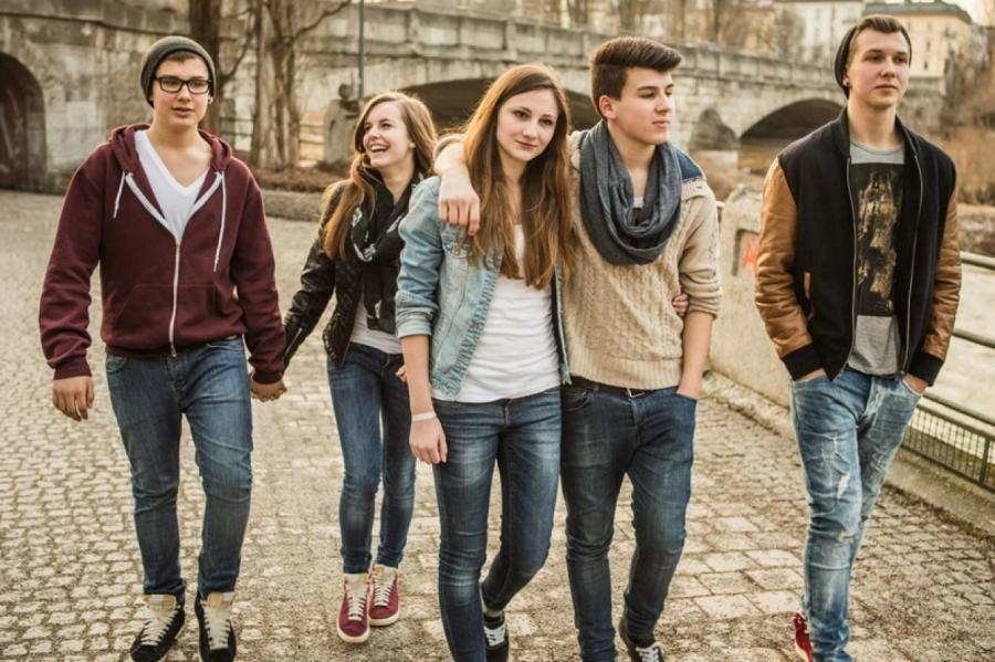 Выпивать нельзя, голосовать можно: подростков ставят перед выборами в думу Риги