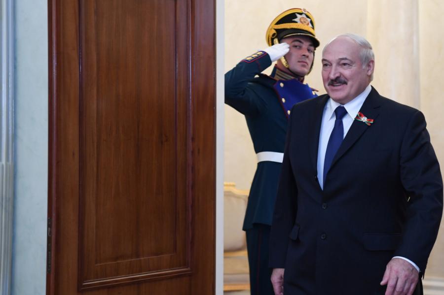 СМИ: Лукашенко остался в стороне на параде Победы в Москве