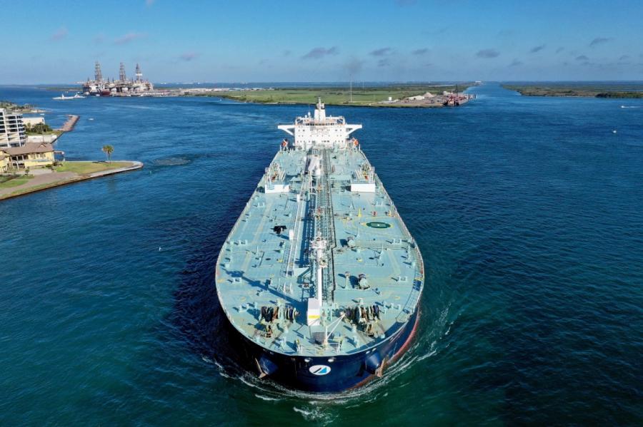 Из-за санкций США танкеры с венесуэльской нефтью застряли в морях по всему миру