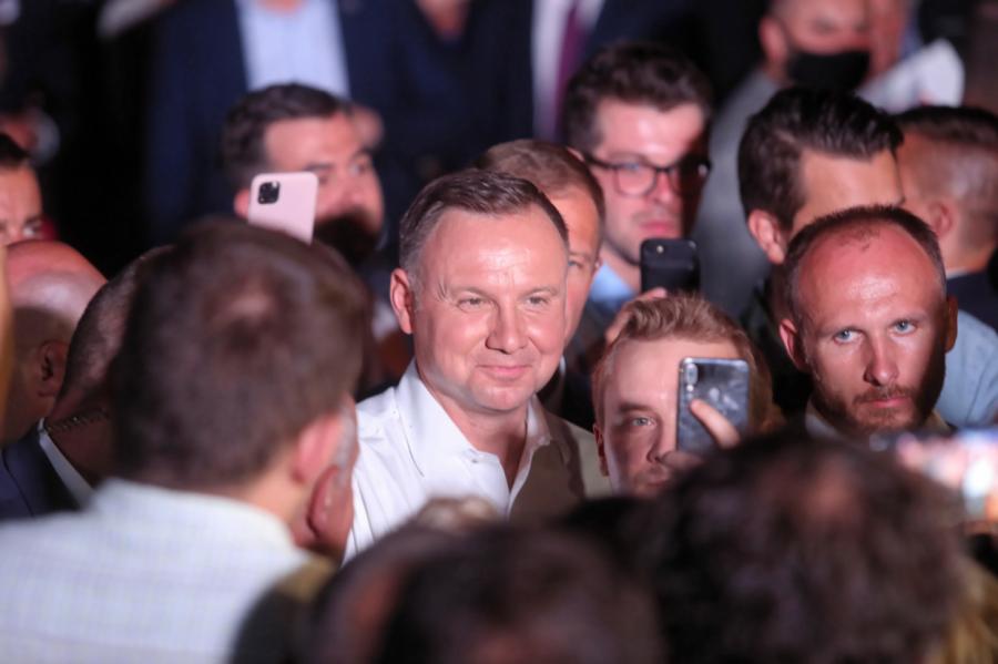 Опрос: второй тур выборов президента Польши выиграет Дуда