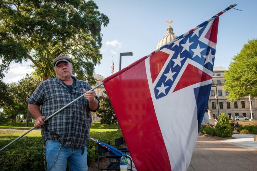 Штат Миссисипи сменит старый "рабовладельческий" флаг