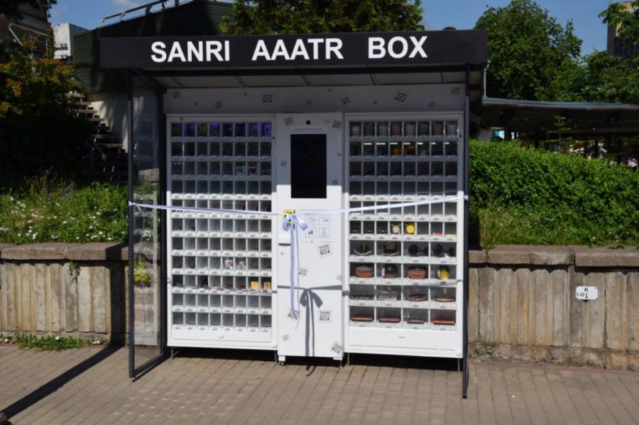 Начал работу первый в Латвии автомат по продаже сувениров