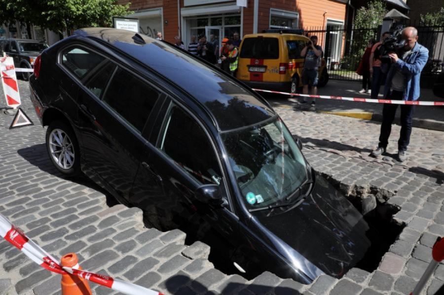 Кошмар: в яму на улице Гертрудес в Риге провалилась еще одна машина