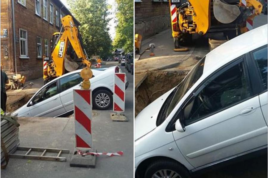 Еще один автомобиль в Риге “ушел” под землю (+ФОТО)