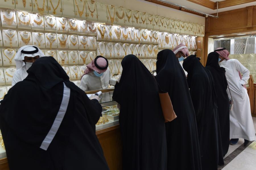 Жители Саудовской Аравии кинулись скупать в магазинах все