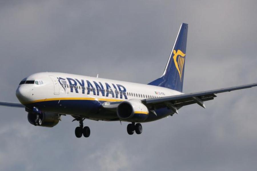 На борту летевшего пассажирского самолета Ryanair начался пожар