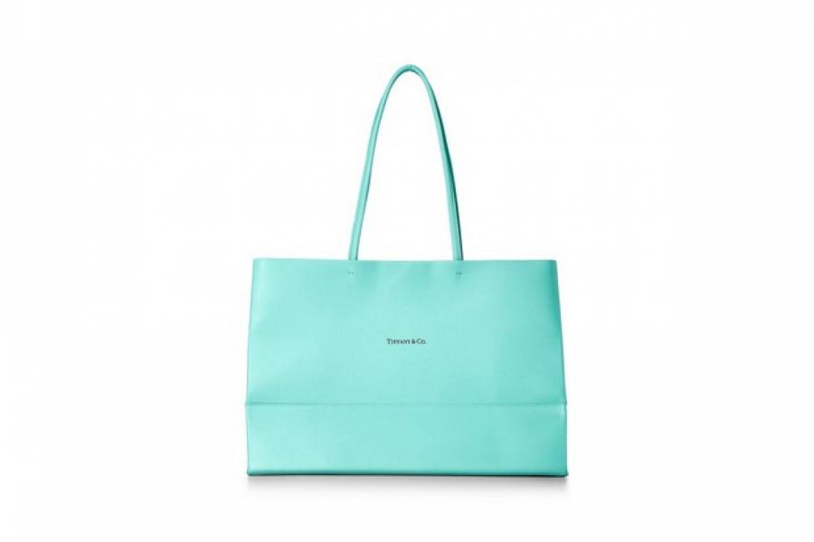 Tiffany & Co. превратили свои легендарные бумажные пакеты в сумки