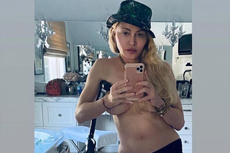 61-летнюю Мадонну пристыдили за фото топлес