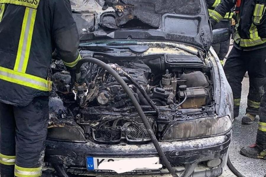 ЧП в Риге: в центре города сгорел автомобиль BMW (+ФОТО)