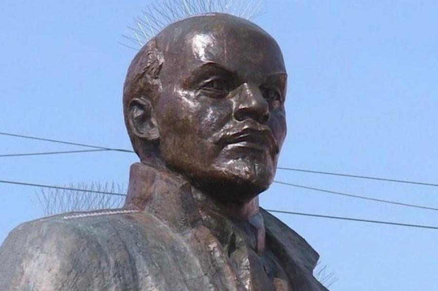 Ленин с ирокезом и шипастыми погонами возмутил народ