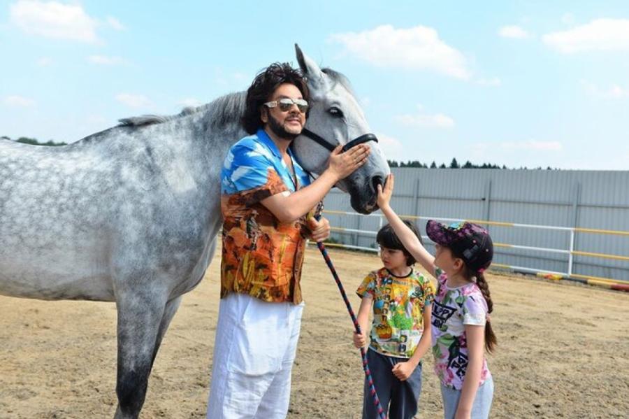 «У нас прибавление - Клод Киркоров»: поп-король стал хозяином коня из Германии