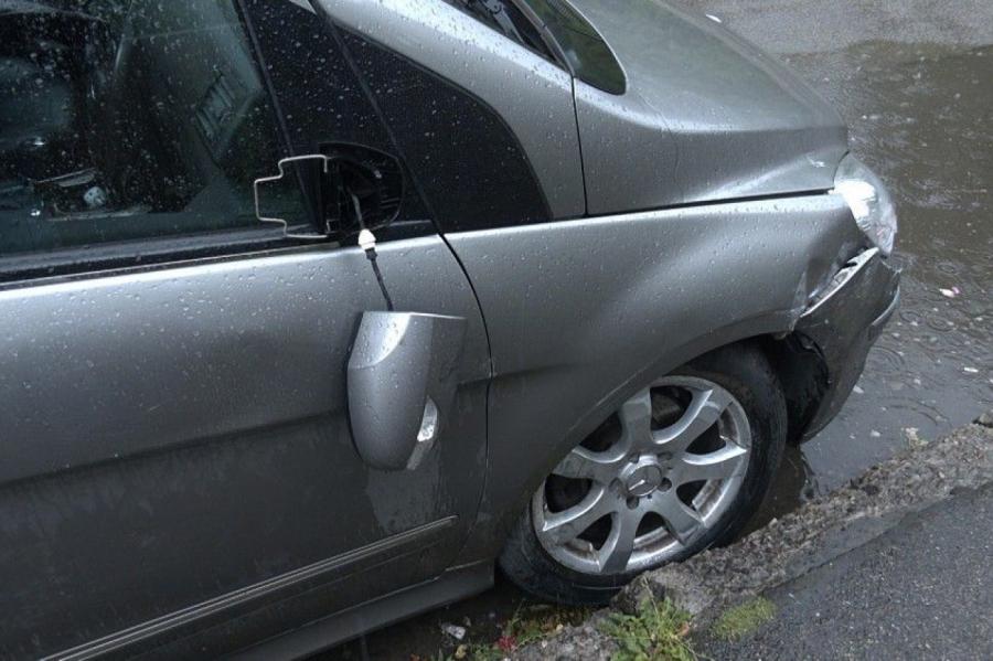 Неадекватная женщина за рулем повредила пять припаркованных автомобилей