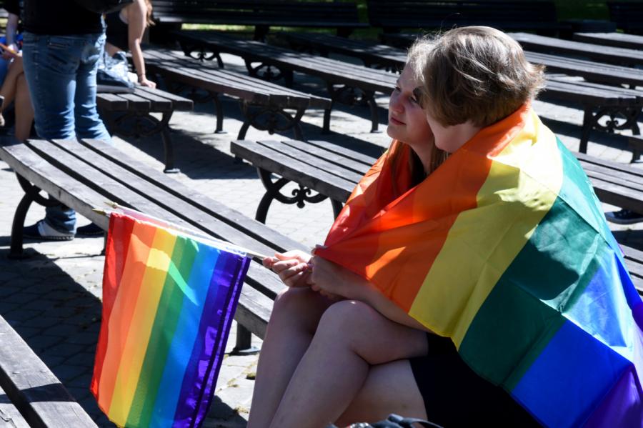 Быть или нет однополым бракам в Латвии: что думают жители